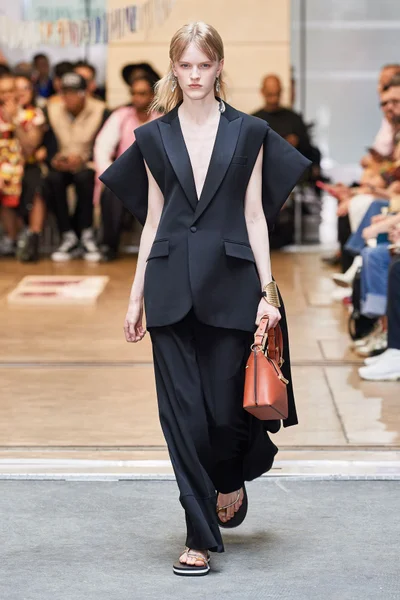 Look 16